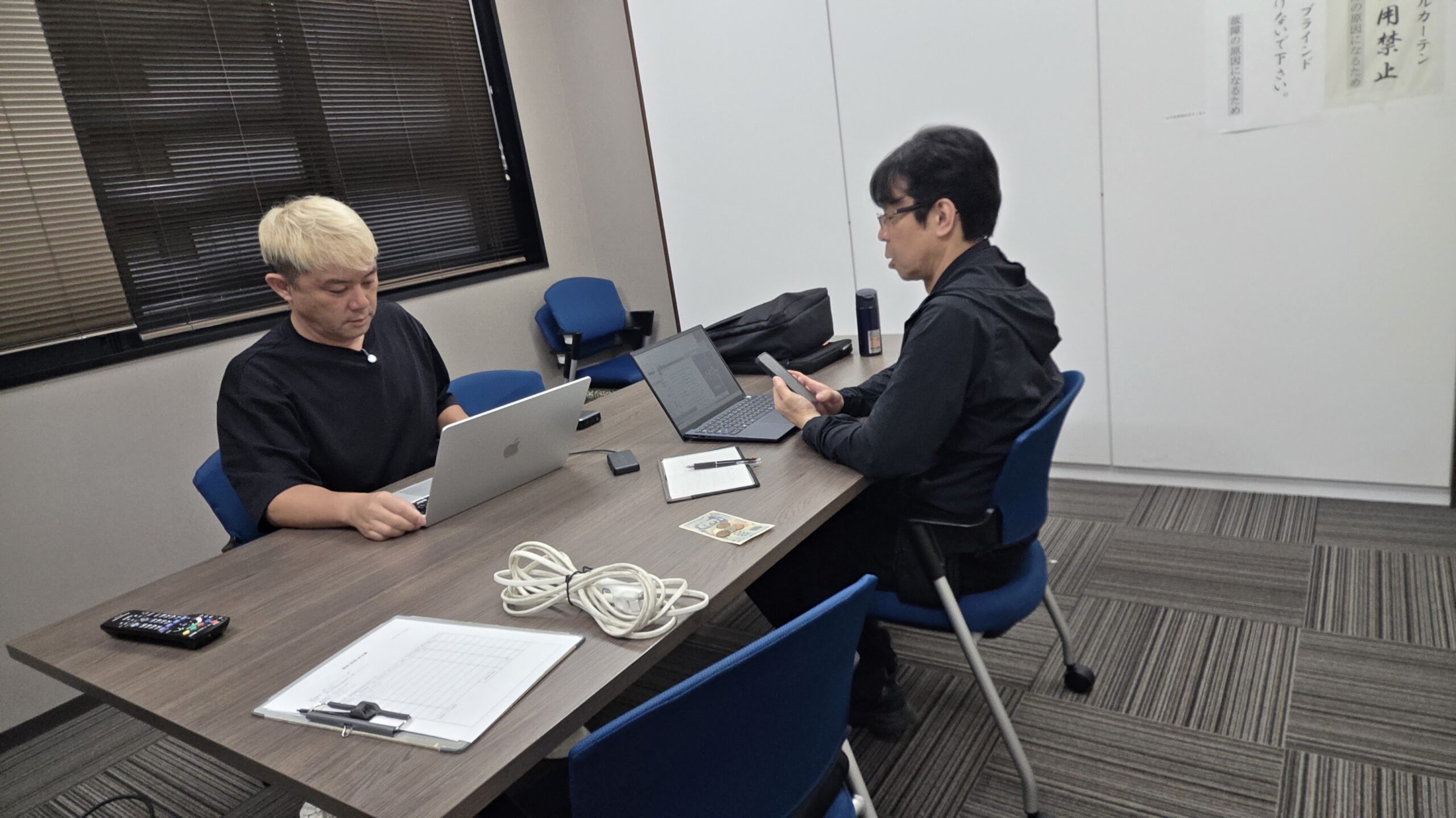 AIエージェント講座のリハーサル。ノートパソコンに向かうマジシャン・コンプレッサーと、スマホを手に生徒役をつとめるマーサさん