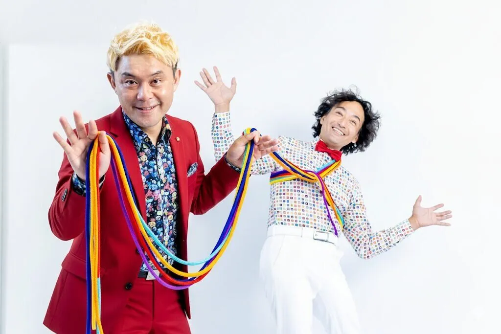 宴会に2名でうかがうマジシャン コンプレッサーとともやんが、色とりどりのロープを手にして笑顔で並んでいる様子