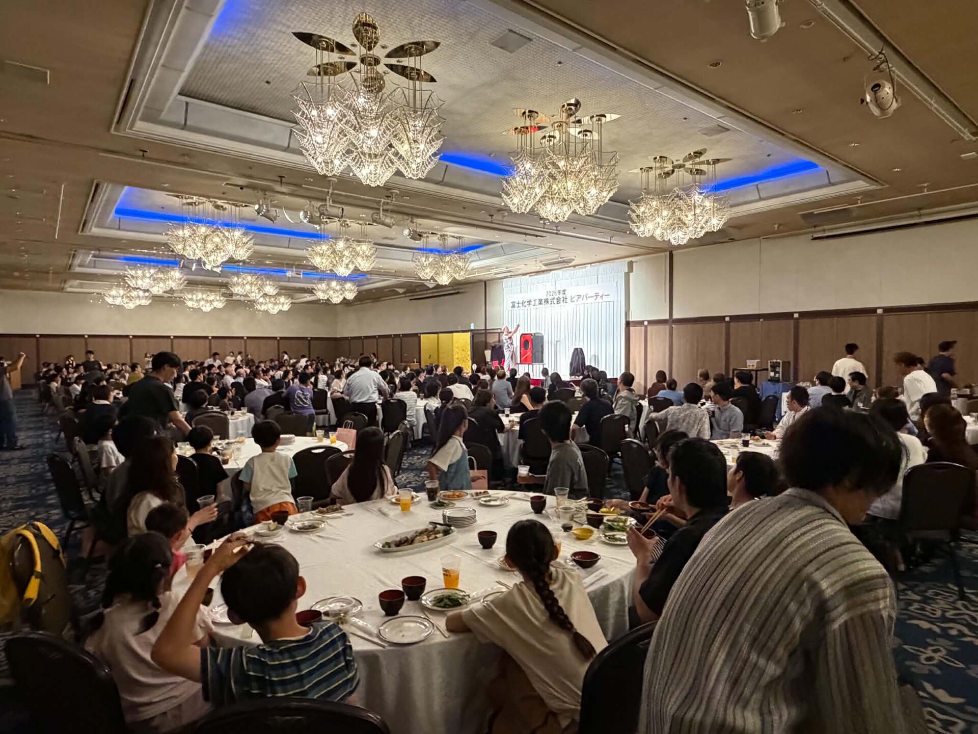 295名規模の企業パーティーでステージマジック｜ホテル宴会場の全景