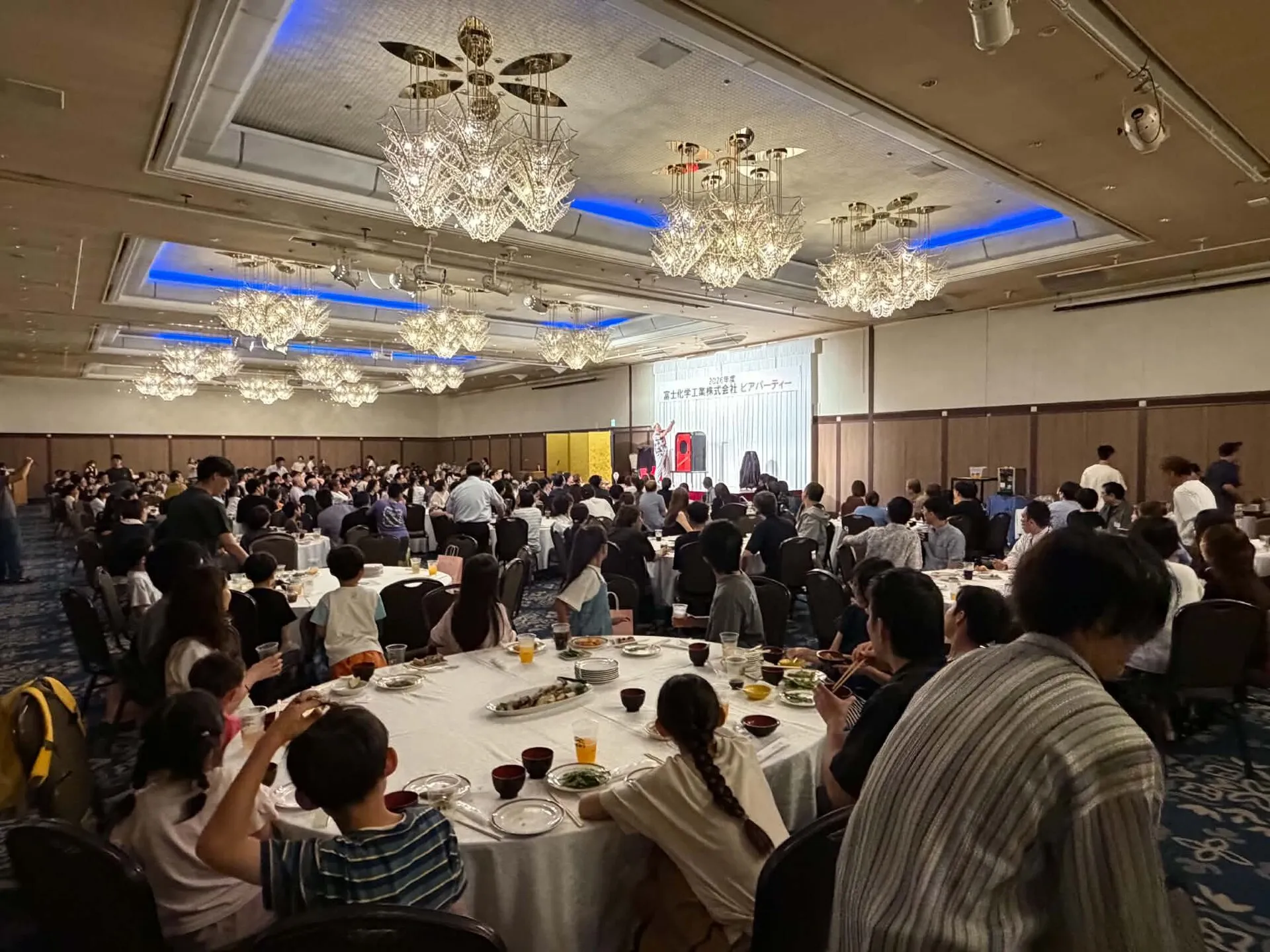295名規模の企業パーティーでステージマジック|ホテル宴会場の全景