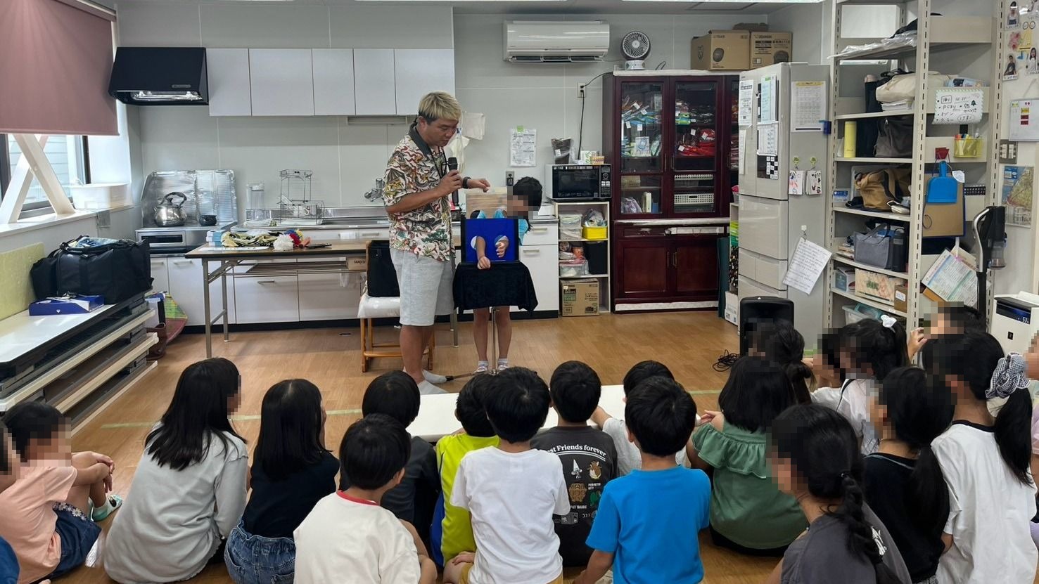 石川県白山市の学童保育で箱を使ったマジックに子どもが参加している様子