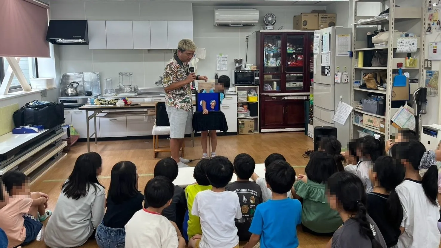 石川県白山市の学童保育で箱を使ったマジックに子どもが参加している様子
