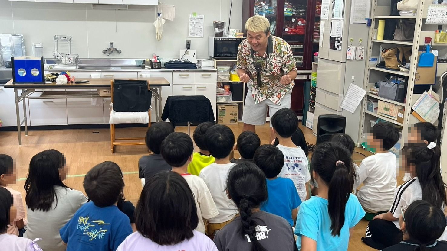 石川県白山市の学童保育で子どもたちに語りかけるマジシャン・コンプレッサー