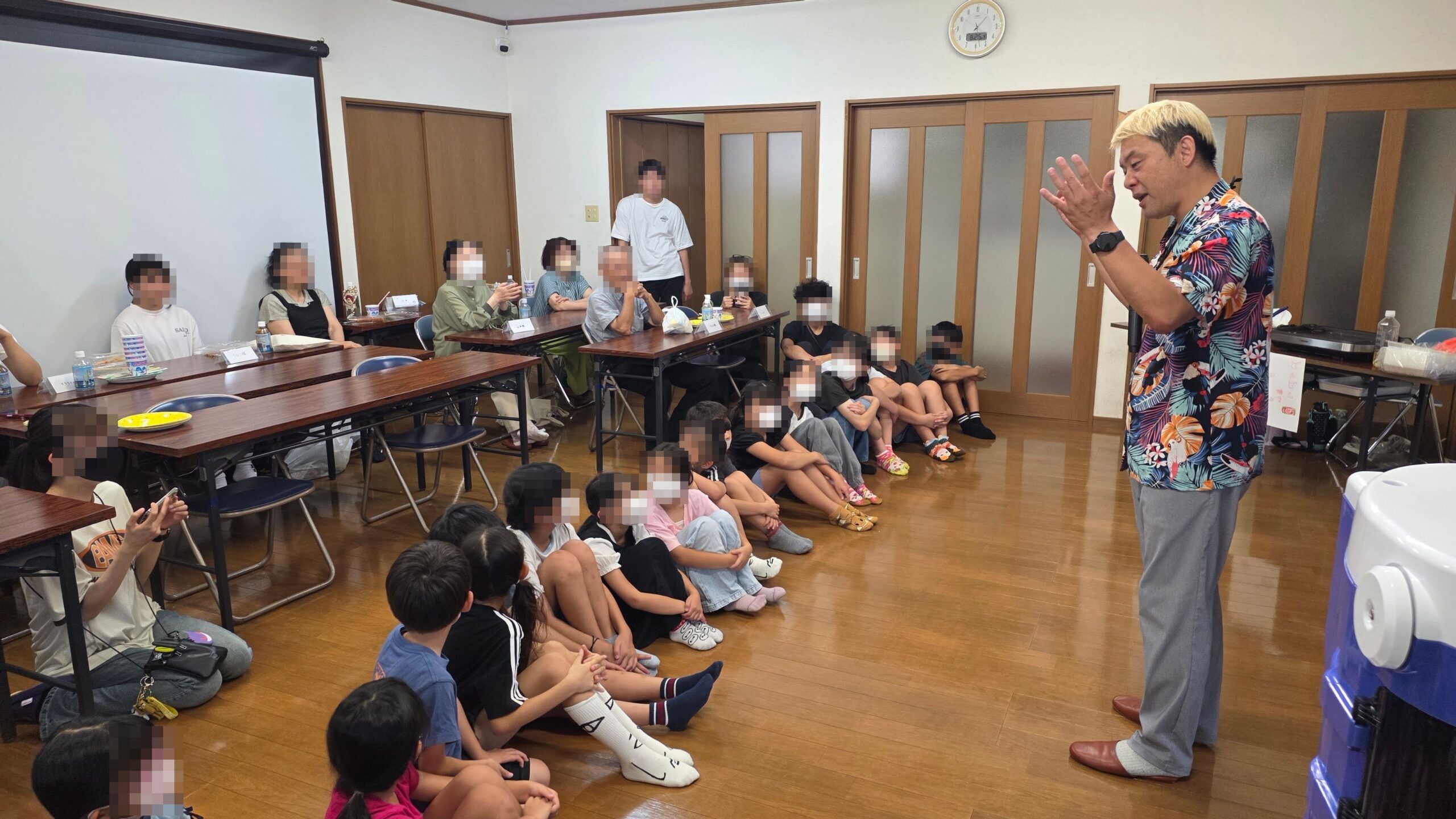 氷見市のビバふじみだい児童育成クラブ10周年記念行事で子どもたちと来賓の皆さまへマジックを演じるコンプレッサー