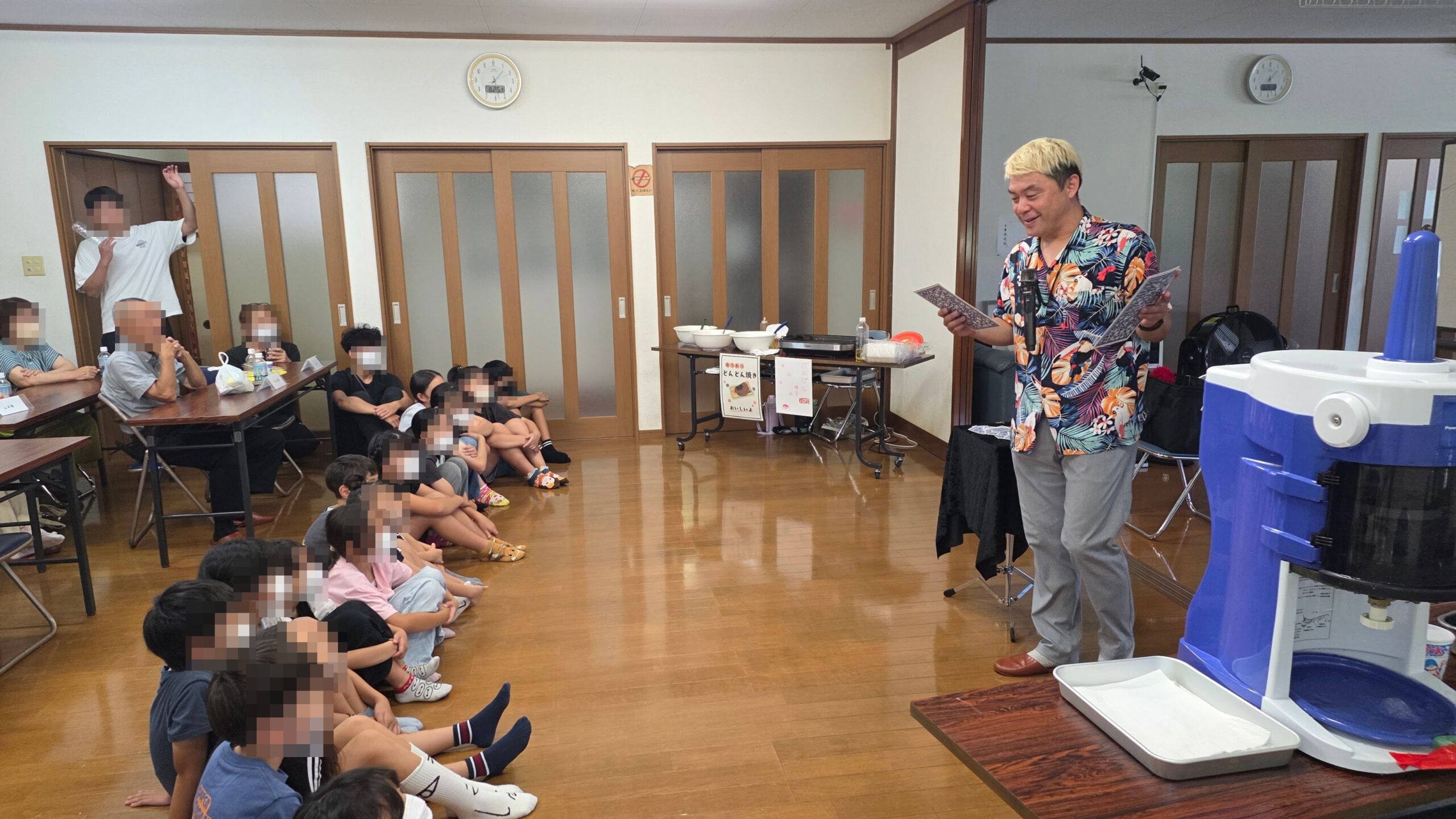 氷見市の学童保育10周年記念行事でトランプを手に子どもたちへ語りかけるマジシャン・コンプレッサー