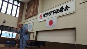 射水市の敬老会でステージに立ちマジックショーを進めるコンプレッサー