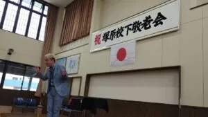 射水市の敬老会でステージに立ちマジックショーを進めるコンプレッサー