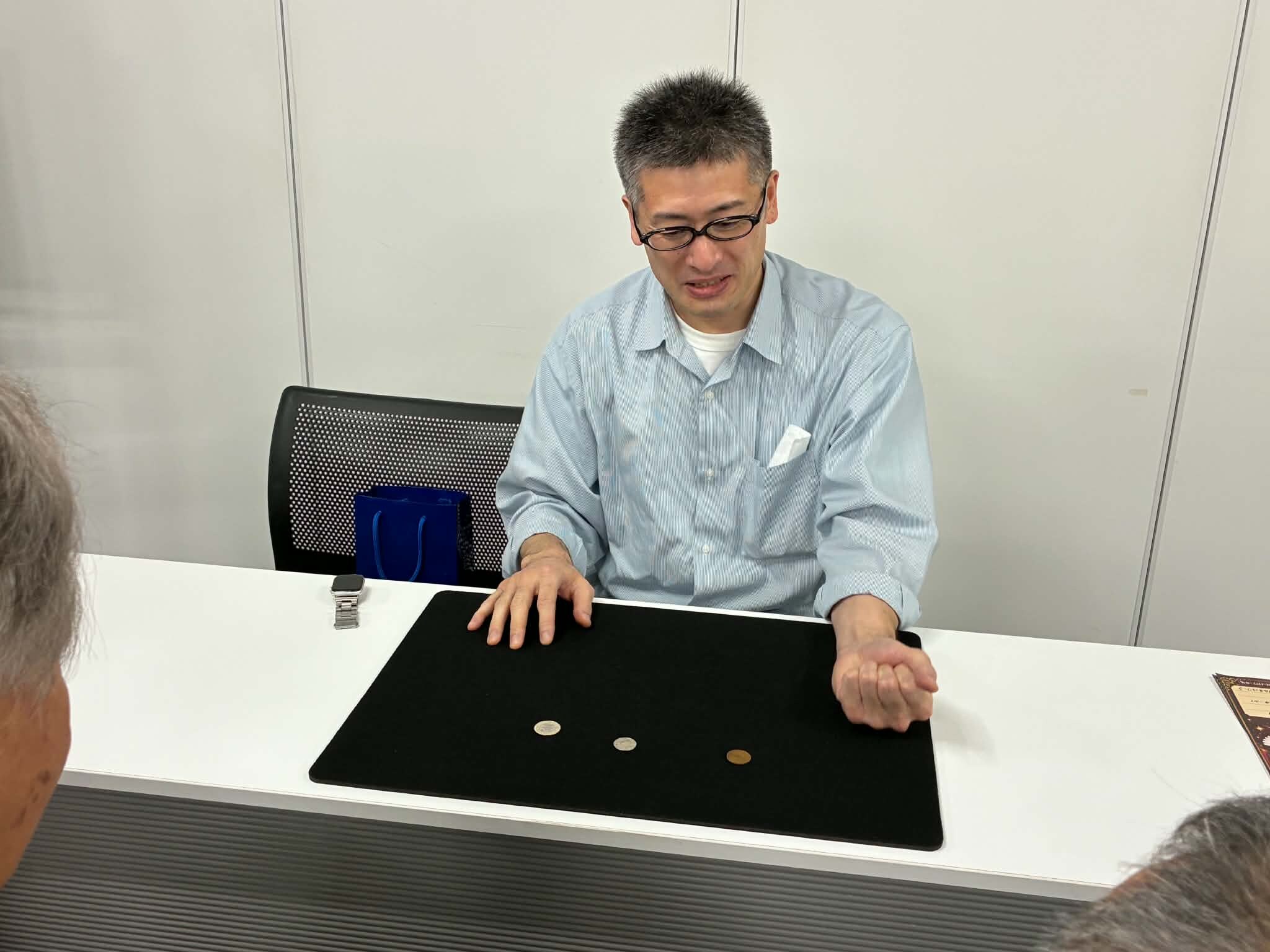 まじっぱで3枚の硬貨を黒いマットに並べて演じるコインマジック｜射水市のマジックサークル
