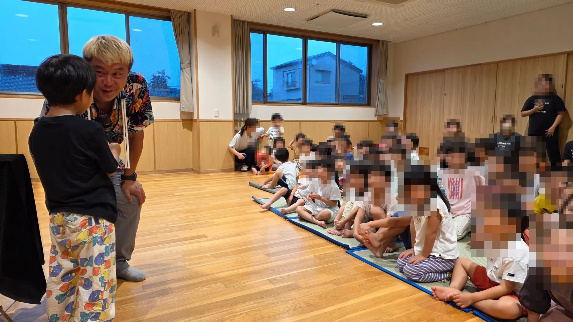 前に出てきた男の子と一緒にマジックを進めるコンプレッサー
