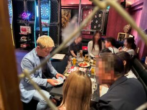 富山のマジックバー ショーマンでカードを広げてテーブルマジックを披露するマジシャン・コンプレッサー