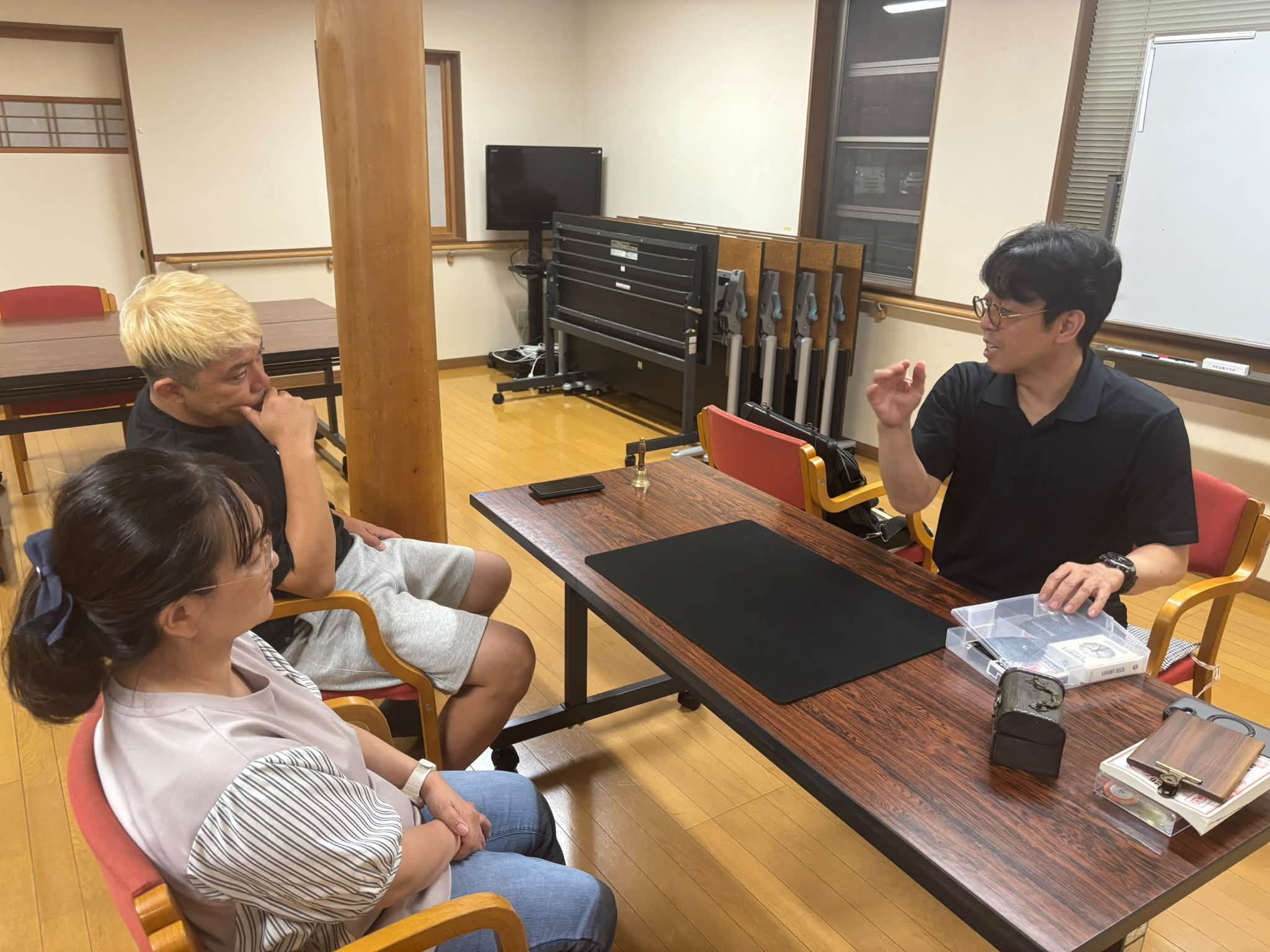 マジック研究会で演技後の改善点を話し合うコンプレッサーとメンバー