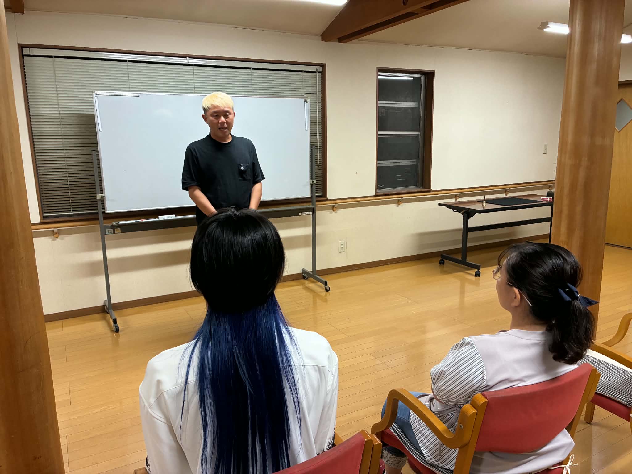 マジック研究会の3分間スピーチで現場の手応えを話すコンプレッサー