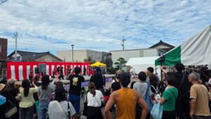 高岡市中田かかし祭のステージと集まった来場者
