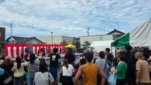 高岡市中田かかし祭のステージと集まった来場者