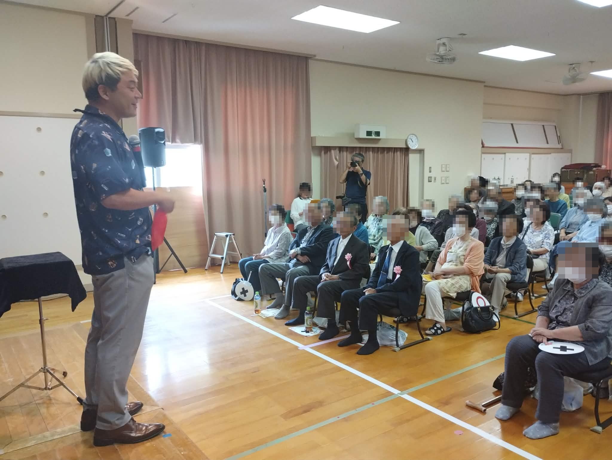 南砺市の敬老会でマジックショー|2年ぶり、2回目も盛り上がりました! 4 客席へ話しかけながら進める南砺市の敬老会マジックショー