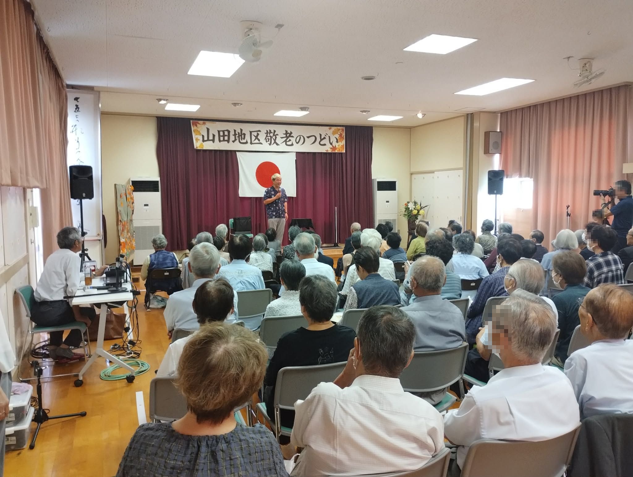 南砺市の敬老会でマジックショー|2年ぶり、2回目も盛り上がりました! 2 客席まで見渡せる南砺市の敬老会マジックショー会場