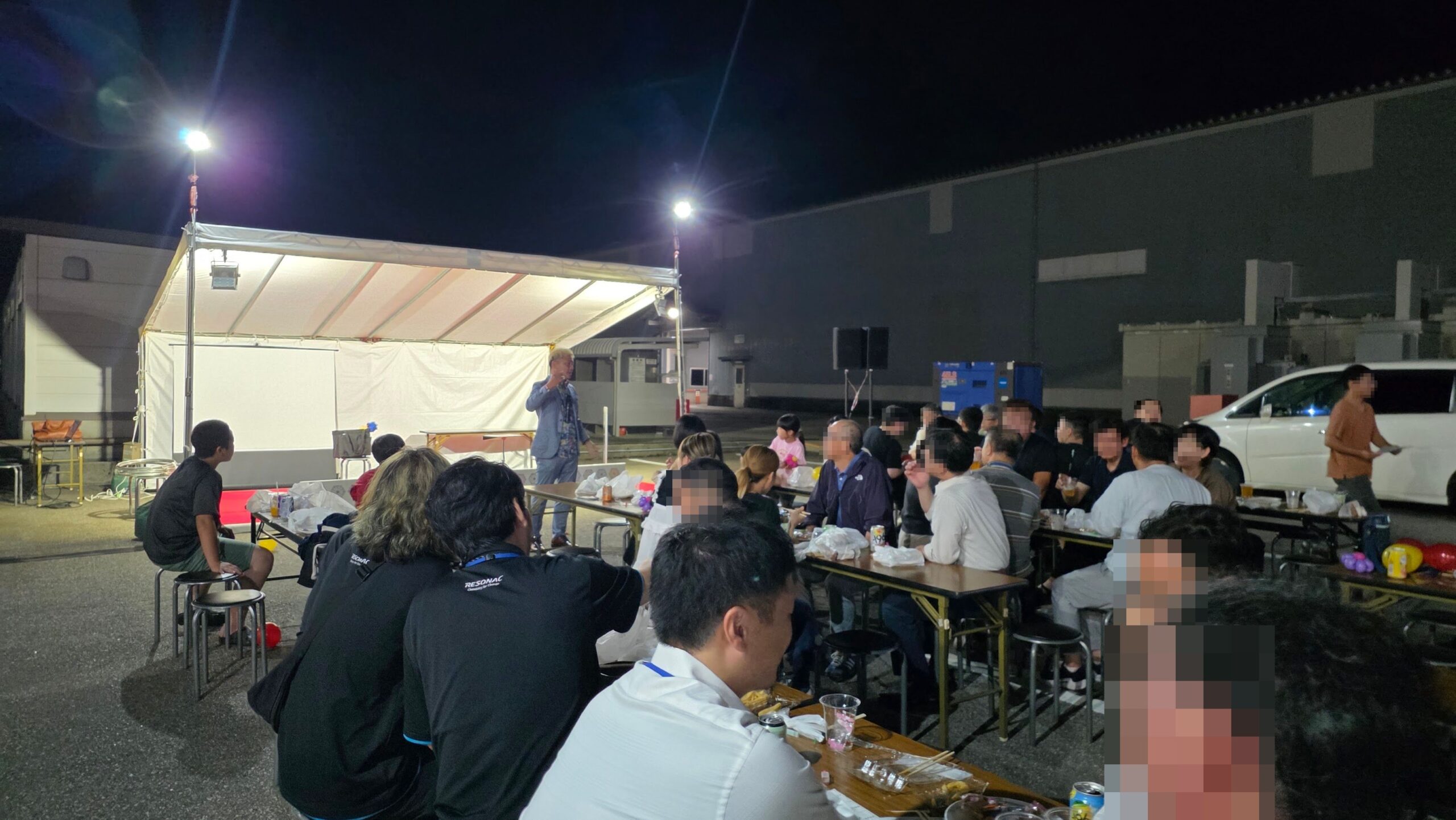 レゾナック富山事業所の秋祭りでステージマジックを見る皆様