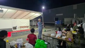 レゾナック富山事業所の秋祭りで客席の近くからマジックショーを届けるマジシャン・コンプレッサー