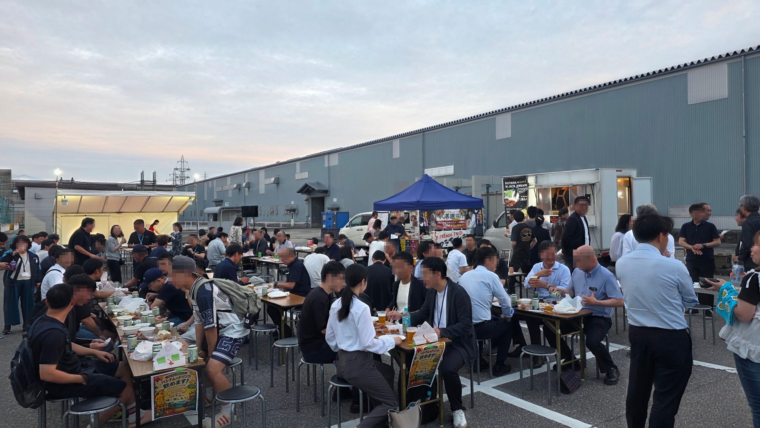 レゾナック富山事業所の秋祭り会場に並ぶテーブルとキッチンカー