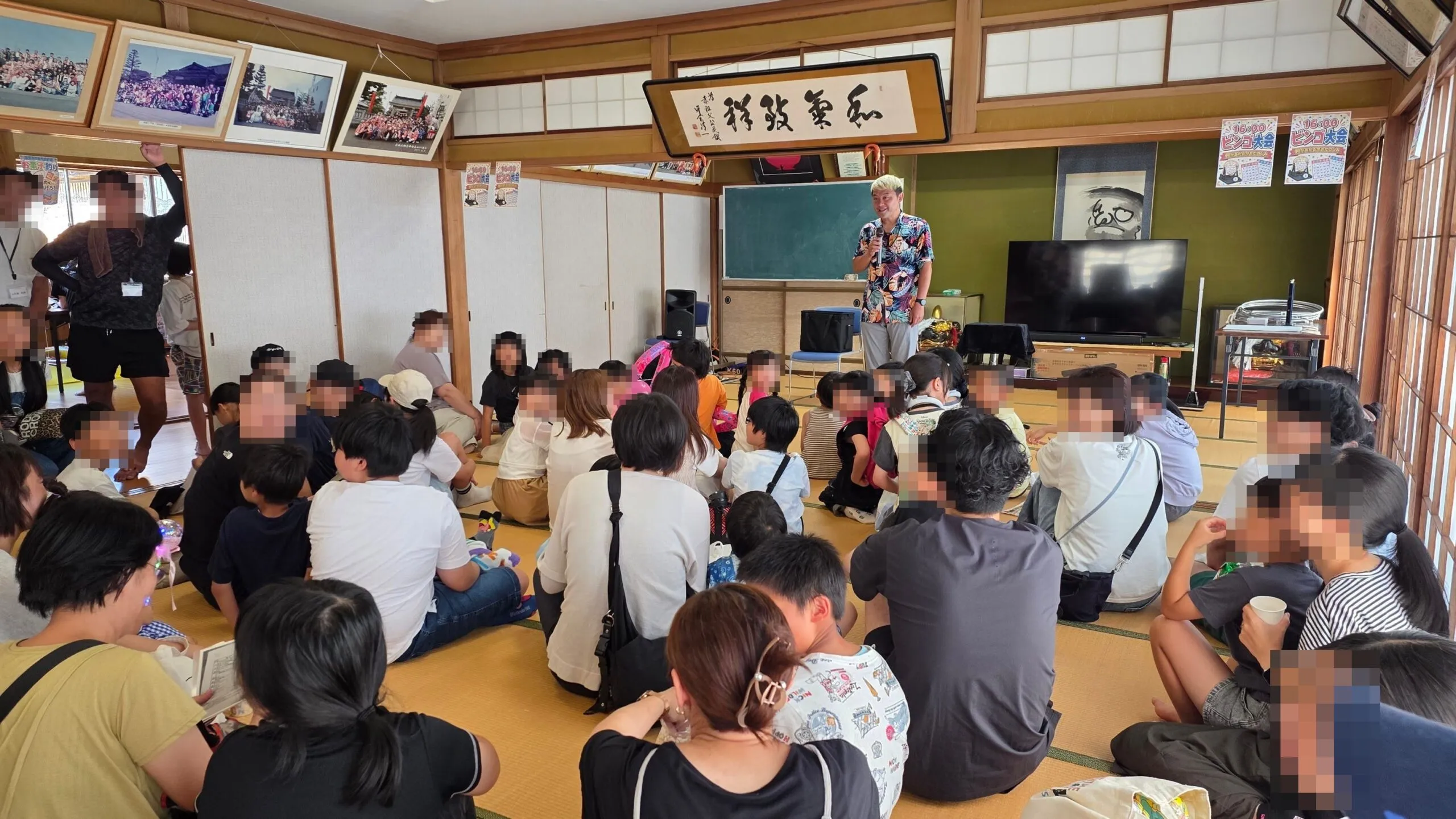 子どもたちと大人が一緒にマジックへ注目し、会場全体で参加している高岡市の地域イベント