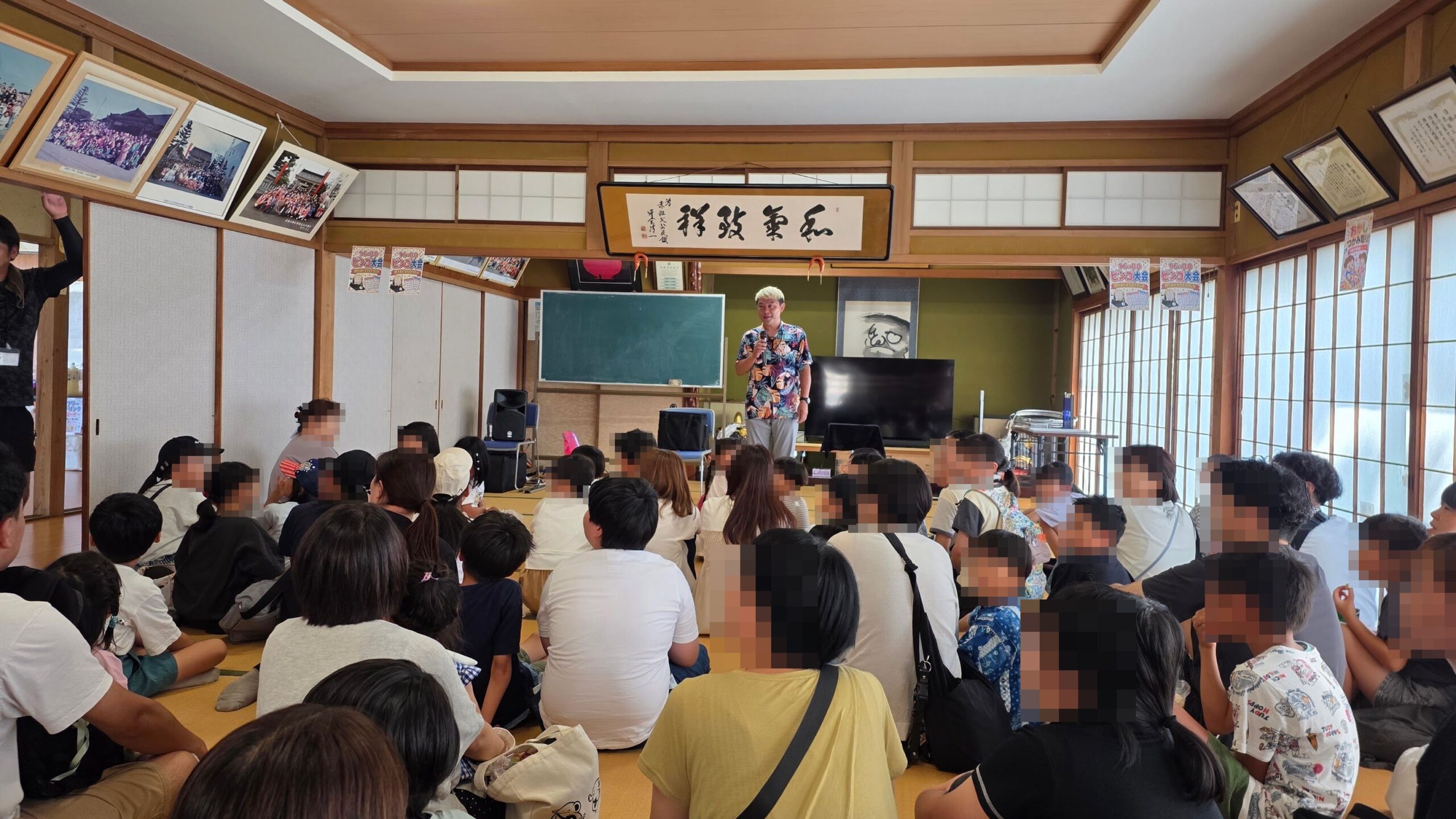 高岡市の子供イベントでマジックショー|みんなで挑戦した約50分 2 畳の部屋いっぱいに集まった子どもと大人の前でマジックショーを進めるマジシャン・コンプレッサー
