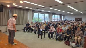 高岡市の敬老会で客席の拍手を受けながら20分間のマジックショーを届けるコンプレッサー