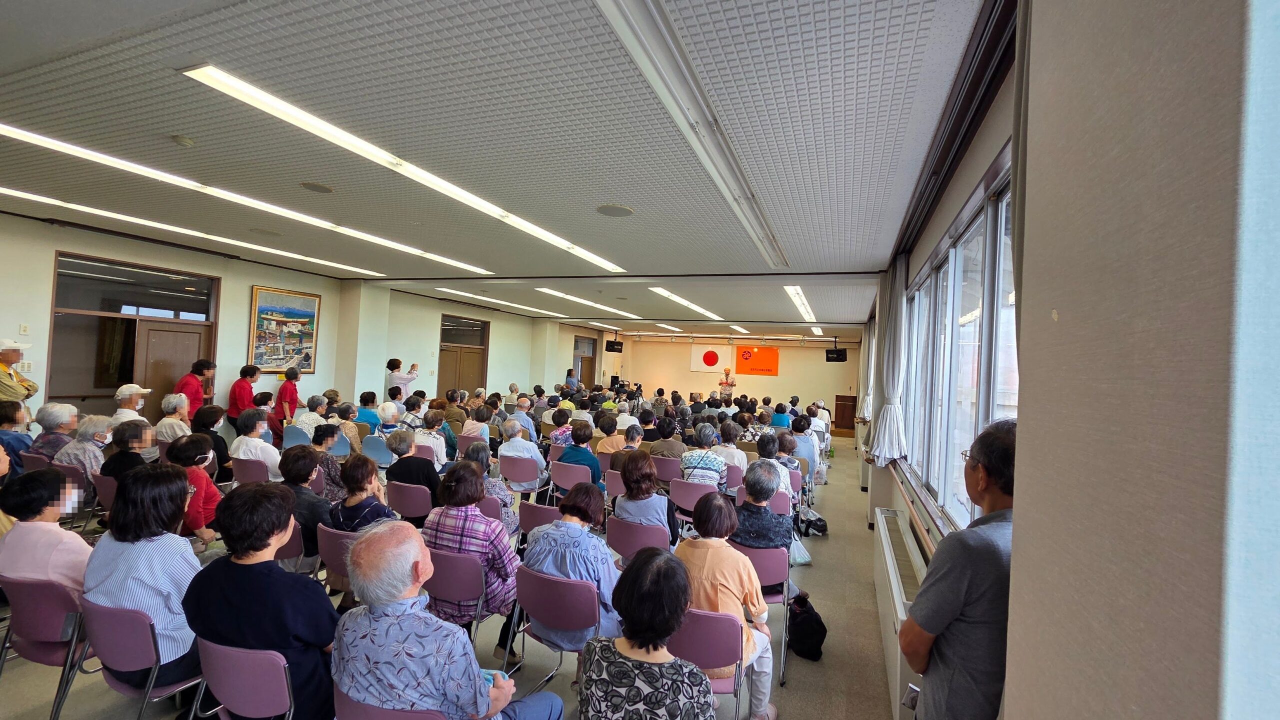 高岡市の敬老会会場を後方の側面から見たマジックショーの様子