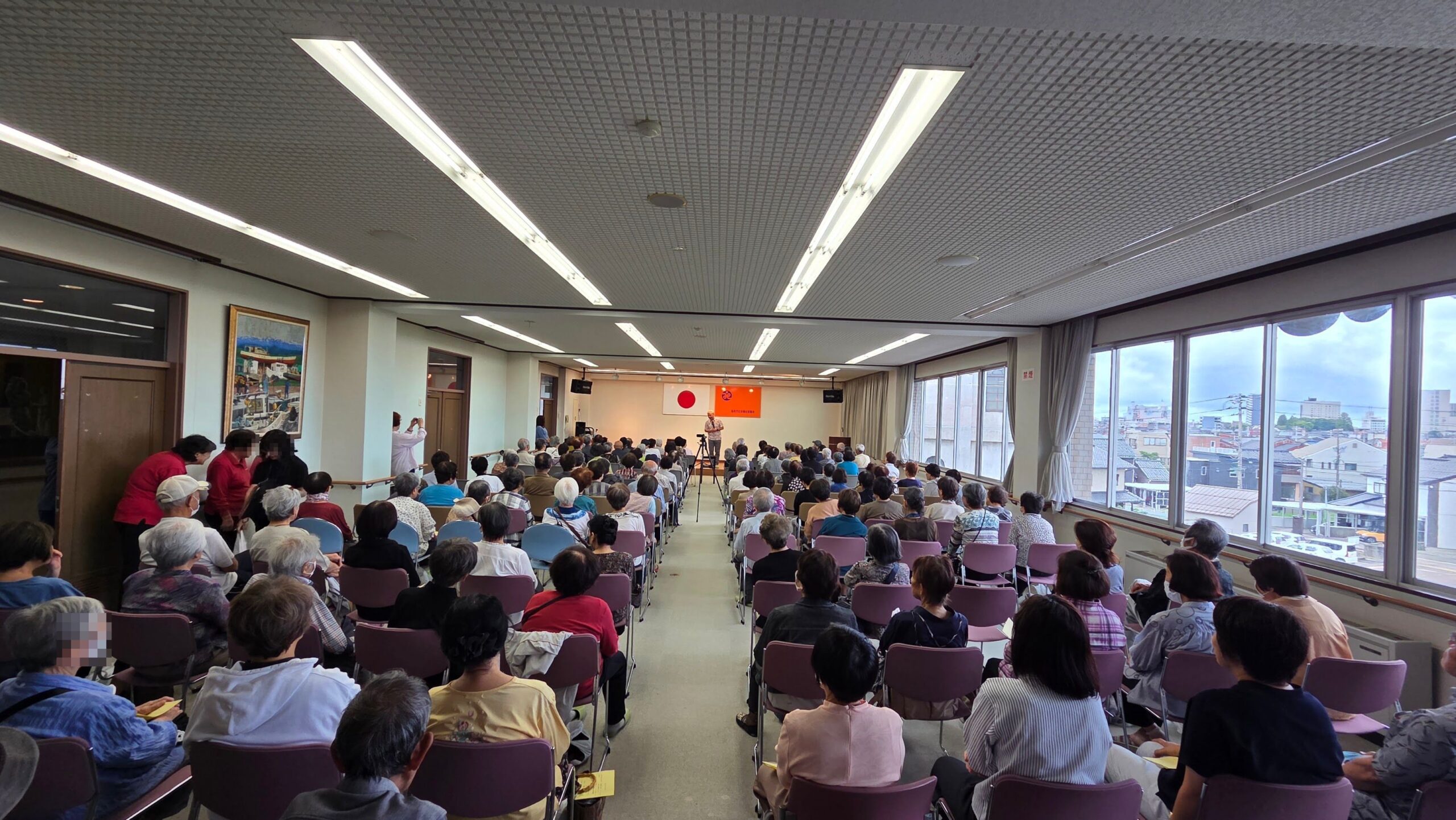 高岡市の敬老会会場を後方から見渡したマジックショーの様子