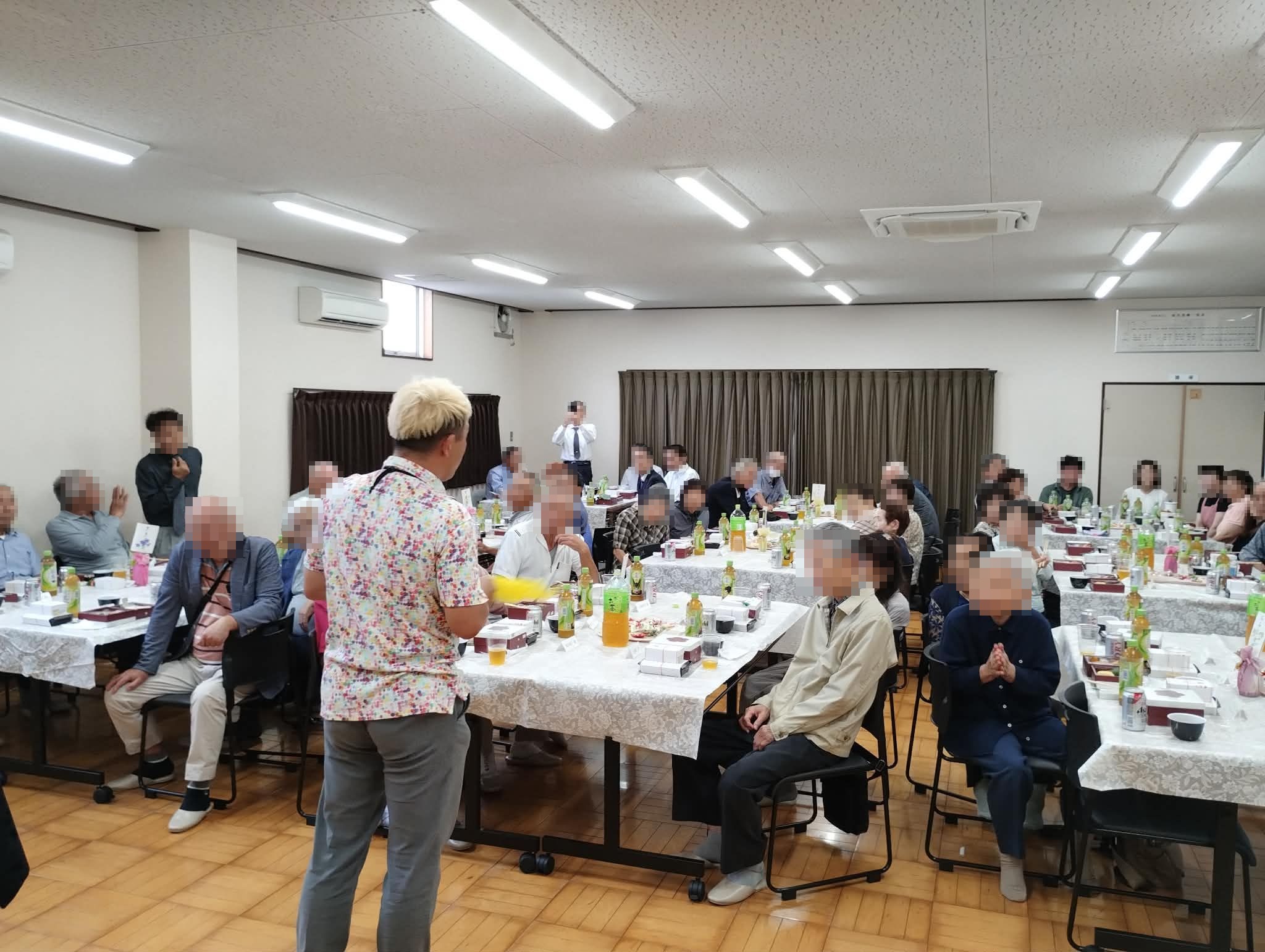 高岡市の敬老会マジックショーで、客席の拍手を受けながら演技を続けるコンプレッサー
