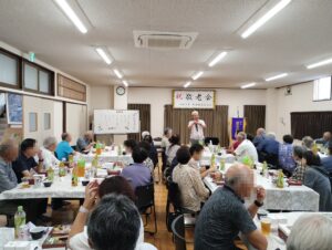 高岡市内の公民館で開かれた敬老会のマジックショーで客席へ語りかけるコンプレッサー