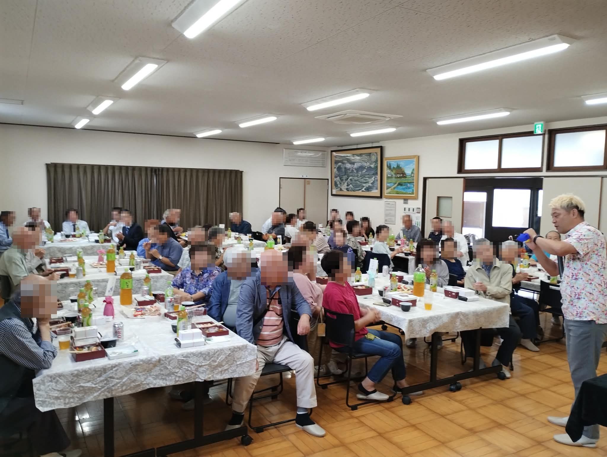 高岡市の敬老会で客席に近づき、青と黄色の道具を見せながらマジックショーを進めるコンプレッサー