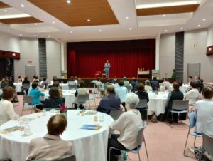 高岡商工会議所で開催、高岡市の女性が集まるパーティーでマジックショー 17