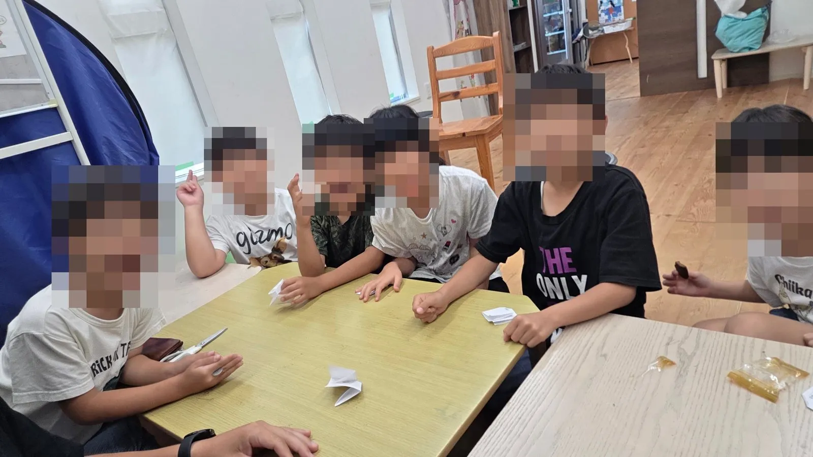 マジックの時間を楽しむ高岡シュタイナー学童保育の子どもたち