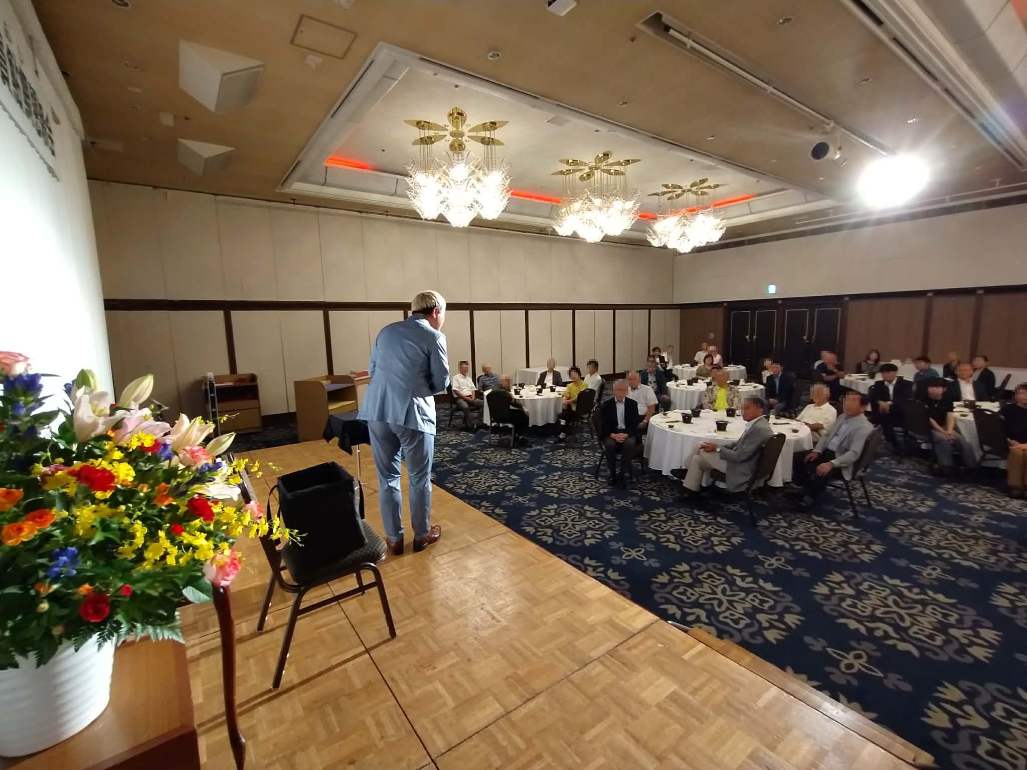 ホテルグランテラス富山のステージから、鮎鯛懇親会に参加した皆様へマジックとおしゃべりを届ける様子
