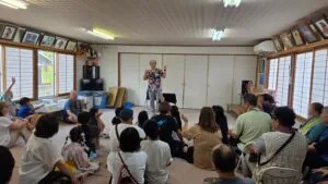 富山市新庄町の夏祭りで子どもと大人が手を挙げるマジックショー