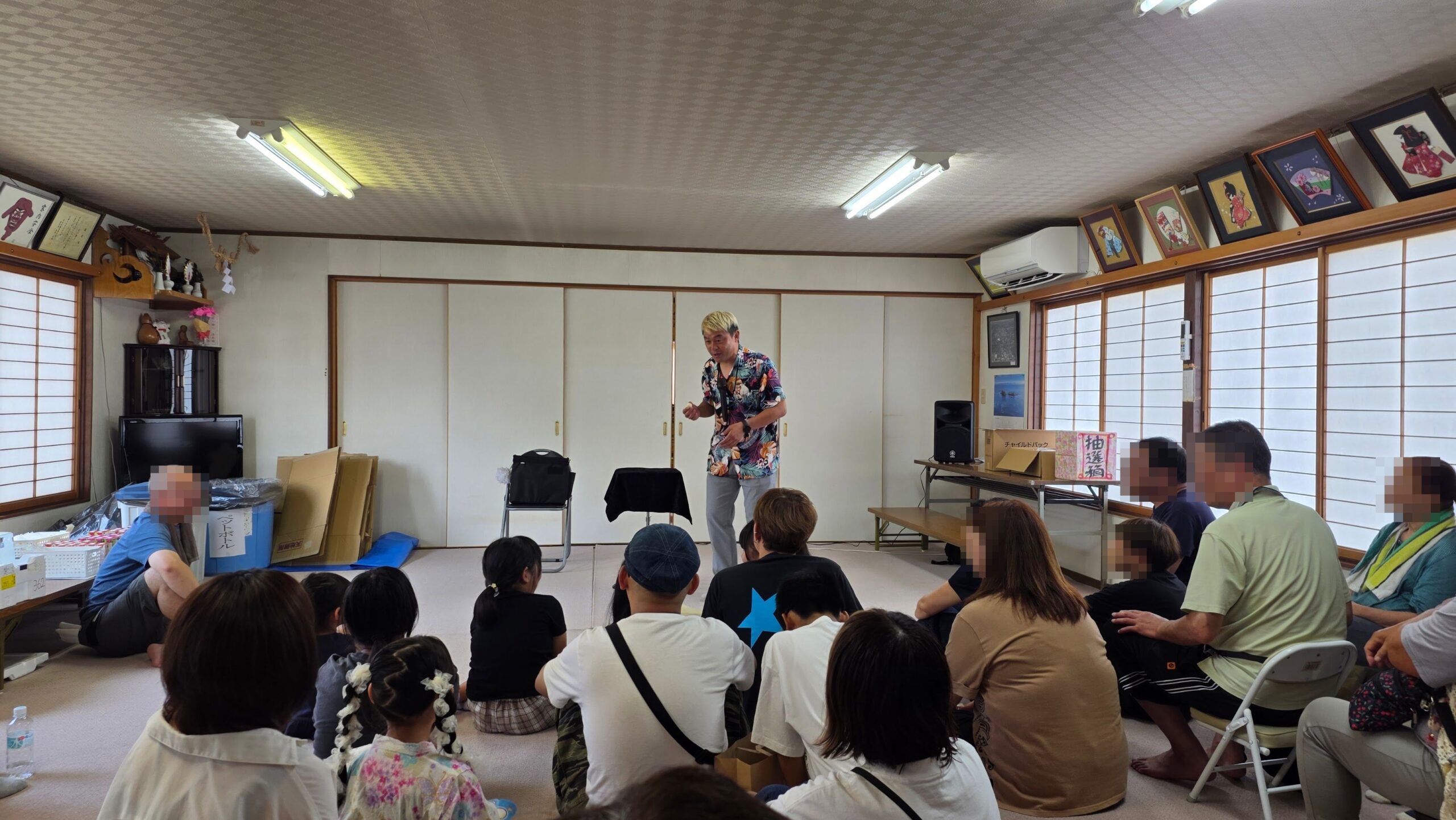 新庄第3町内会の夏祭りで子どもと大人が囲むマジックショー