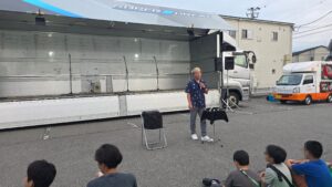 富山市の夏祭りで屋外マジックショーを披露するマジシャン・コンプレッサー