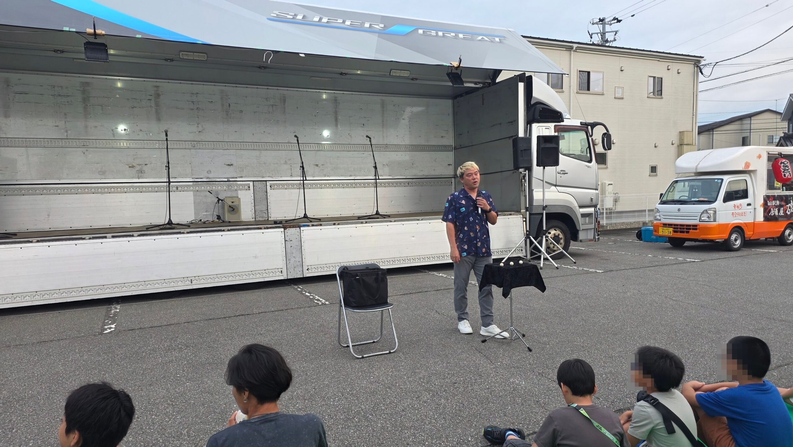 富山市の夏祭り会場で、屋外マジックショーを披露するマジシャン・コンプレッサー