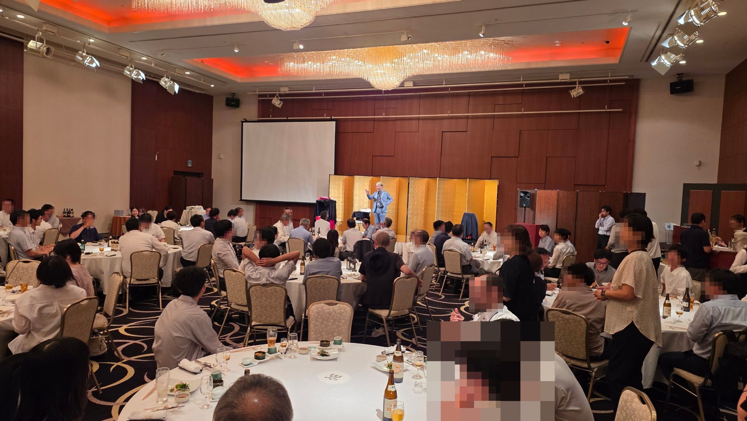 ホテルグランミラージュの宴会場で企業祝賀会のステージマジックを見る参加者の皆様
