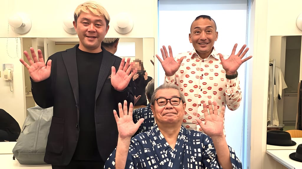 岩手県北上市のさくらホールの楽屋で、終演後に浴衣姿で椅子に座り両手を上げる立川志の輔師匠を真ん中に、左で手を振るマジシャン・コンプレッサーと、後ろで両手を広げるアシスタントのともやん