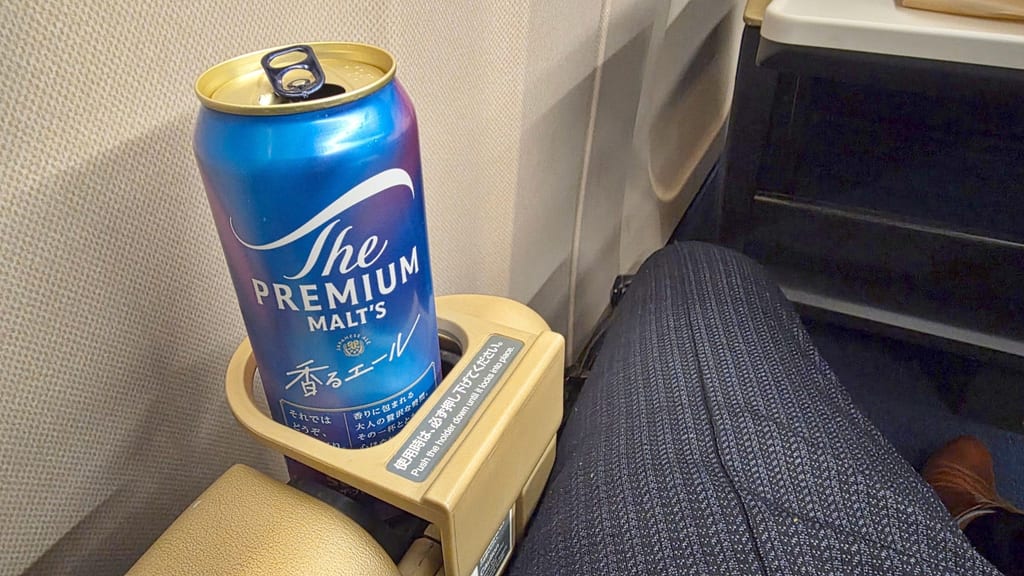 岩手へ向かう朝の北陸新幹線で、座席のドリンクホルダーに置いた缶ビール