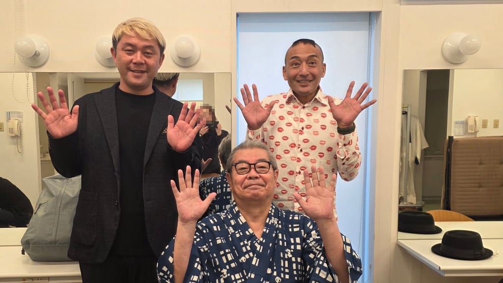 岩手県北上市のさくらホールの楽屋で、浴衣姿の立川志の輔師匠を囲んで手を振るマジシャン・コンプレッサーとアシスタントのともやん