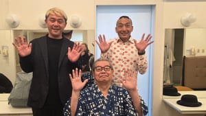岩手県北上市のさくらホールの楽屋で、浴衣姿の立川志の輔師匠を囲んで手を振るマジシャン・コンプレッサーとアシスタントのともやん