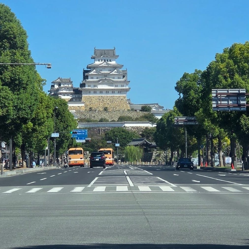 姫路市内の大通りから、車の正面に見えた青空の下の姫路城