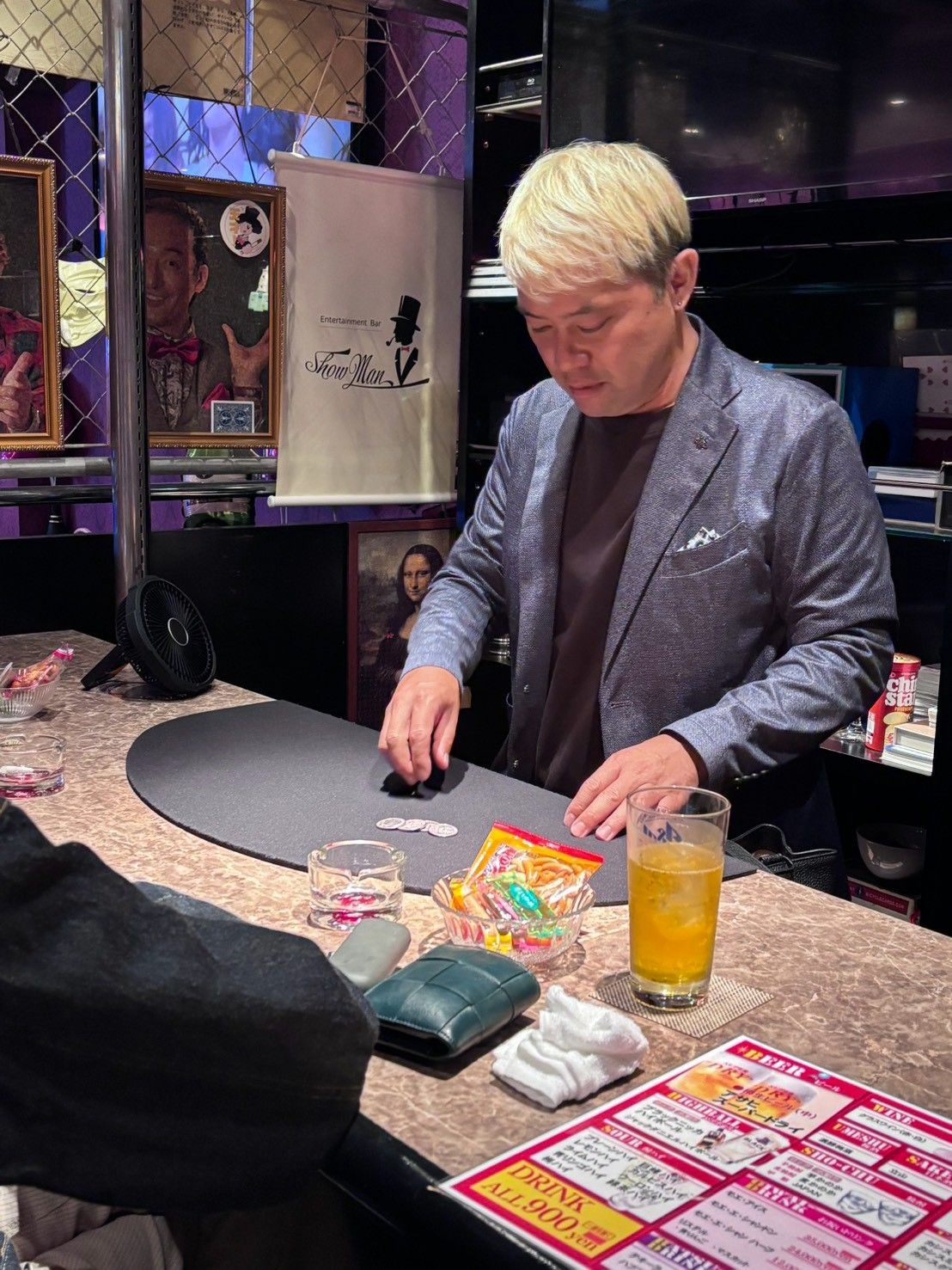 富山市桜木町 マジックバー ショーマンのカウンターで、銀貨を使ったマジックを披露するマジシャン・コンプレッサー