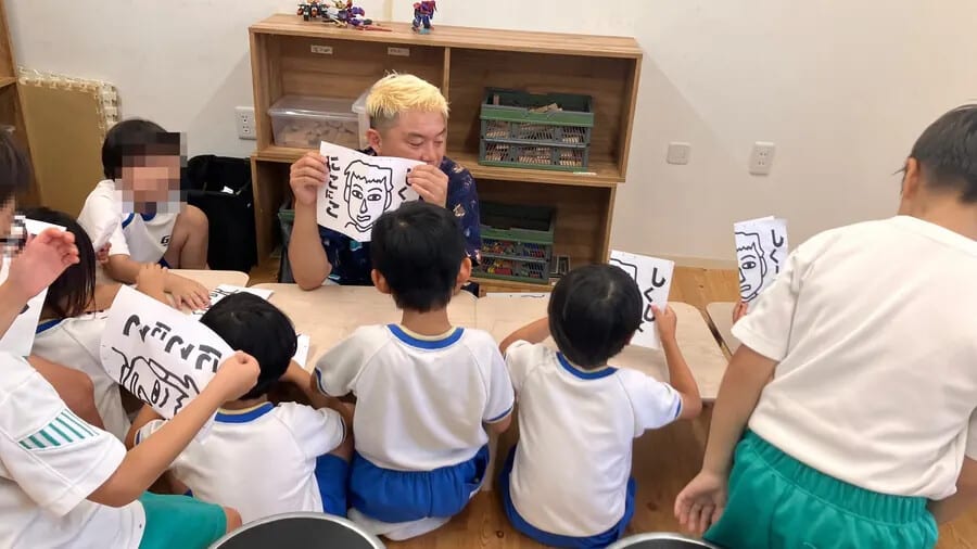自分で作ったマジックの道具を見せる子どもたち