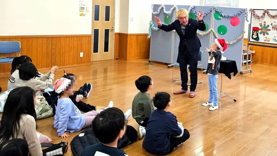 クリスマス会のマジックショーで前に出てお手伝いする子ども